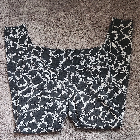 Nike Black and White Patterned Leggings Medium - Picture 1 of 3